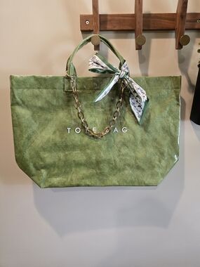 🔥 Green Patent Tote with Chain And Scarf.